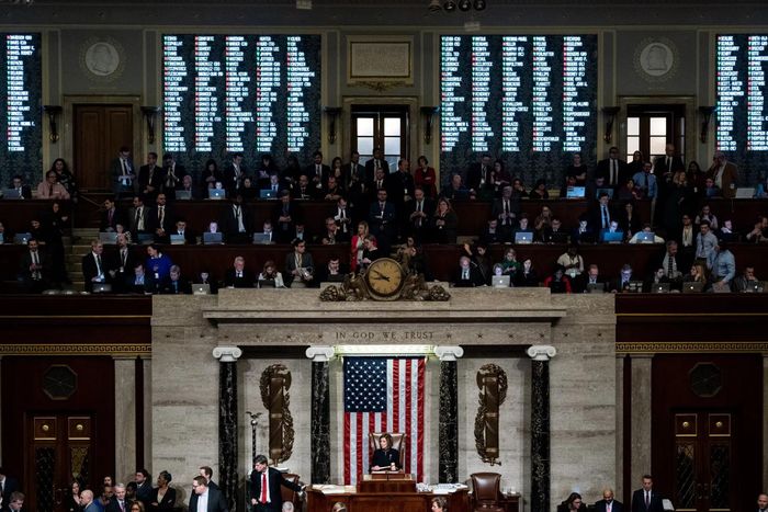  Bà Pelosi đã giám sát chặt chẽ buổi luận tội đầu tiên của ông Trump vào ngày 18/12/2019. Bà chỉ đạo các đảng viên Dân chủ tiến hành một cuộc điều tra chính thức và đích thân giám sát cuộc bỏ phiếu luận tội cựu tổng thống. “(Ông Trump) khiến chúng ta không còn lựa chọn nào khác, vì ông ấy đang cố gắng phá hoại một lần nữa. Cuộc bầu cử là vì lợi ích riêng của ông Trump”, bà nói. 