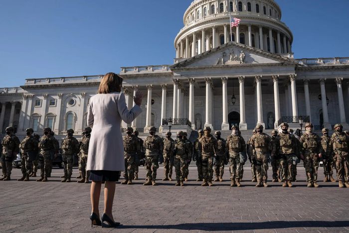  Bà Nancy Pelosi đứng trước hàng Vệ binh Quốc gia bên ngoài Điện Capitol. Sau khi những kẻ bạo loạn ủng hộ ông Trump xông vào Điện Capitol vào ngày 6/1/2021, bà Pelosi đã nhanh chóng làm việc với các thành viên Quốc hội để đảm bảo họ có thể quay lại và công nhận chiến thắng của Tổng thống Joe Biden. Sau đó, bà cũng tiến hành luận tội ông Trump. 