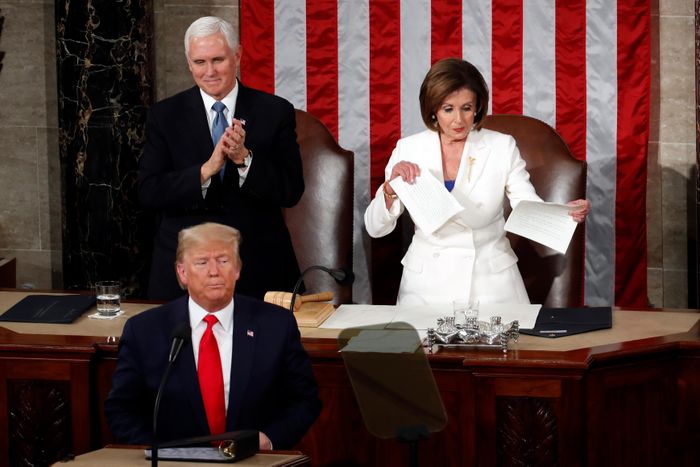  Bà Pelosi cũng được cho là đã xé bản Thông điệp Liên bang ngay sau khi ông Trump vừa đọc xong nó và quay lưng rời đi. 