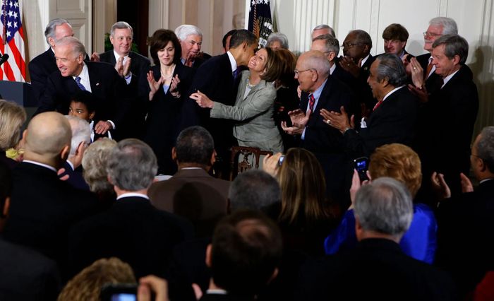 Bà Nancy Pelosi sau khi thông qua Đạo luật Chăm sóc sức khỏe Hợp túi tiền, hay Obamacare, vào tháng 3/2010. Nếu không có bà Pelosi, việc thông qua đạo luật này có thể đã không bao giờ thành hiện thực. 