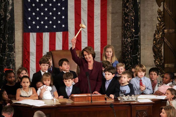  Hình ảnh bà Nancy Pelosi nhậm chức Chủ tịch Hạ viện lần đầu vào ngày 1/4/2007. Bà đã mời con, cháu của các nhà lập pháp tham gia buổi nhậm chức để nhấn mạnh quan điểm: Với bà, không có động lực nào quan trọng hơn việc đảm bảo hạnh phúc cho trẻ em. 