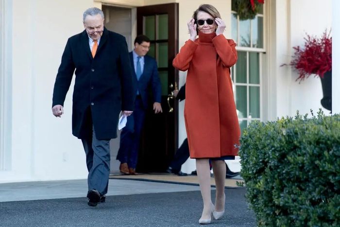  Cuối cùng, bà Pelosi đã đắc thắng, đeo kính râm và sải bước ra khỏi Nhà Trắng trong chiếc áo khoác dài. Bức ảnh chụp vào ngày 11/12/2018 được chia sẻ rộng rãi đến nỗi nhà sản xuất đã tái ra mắt chiếc áo khoác này. 