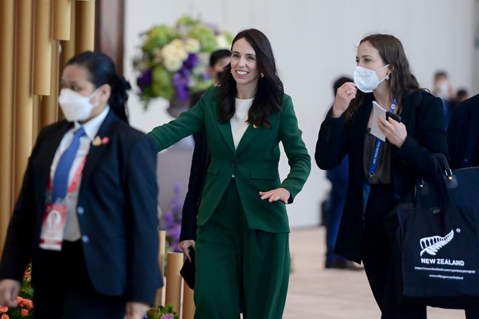  Trước khi tới Bangkok dự Hội nghị Cấp cao APEC, Thủ tướng New Zealand Jacinda vừa dự Hội nghị Cấp cao Đông Á ở Phnom Penh. Bà Ardern dự kiến có cuộc gặp với Chủ tịch Trung Quốc Tập Cận Bình bên lề APEC trong ngày 18/11, theo Reuters. 