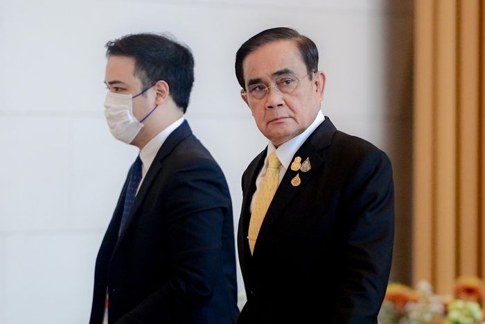  Thủ tướng Thái Lan Prayuth Chan-o-cha trên đường rời hội trường. Ông từng bày tỏ mong muốn rằng tại hội nghị lần này, các lãnh đạo APEC sẽ trao đổi về cách chuyển dịch kinh tế theo hướng tăng trưởng và phát triển bền vững, theo Bangkok Post. 