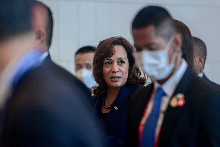  Phó tổng thống Mỹ Kamala Harris, người dự APEC thay cho Tổng thống Biden vì vị tổng thống dự đám cưới của cháu gái ở Mỹ. Theo Reuters, Phó tổng thống Harris sẽ nói về tầm nhìn của Mỹ về tương lai trật tự kinh tế toàn cầu dựa trên luật lệ trong lúc dự họp các sự kiện trong hội nghị này. 