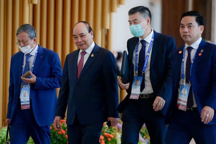  Khi đi qua trước ống kính các phóng viên Thái Lan và quốc tế, Chủ tịch nước Nguyễn Xuân Phúc đã vẫy tay chào, các phóng viên nước ngoài đánh giá ông là người thân thiện. 