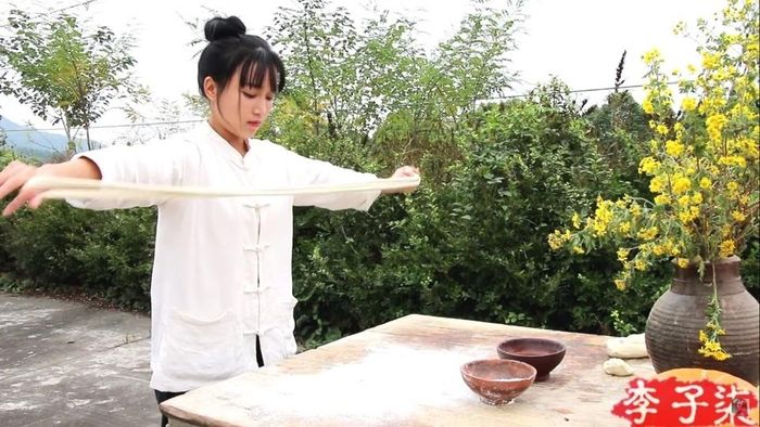 Video nấu nướng của Cửu Nguyệt (trên) được nhận xét giống với cách thể hiện của Lý Tử Thất. Ảnh: Sina.