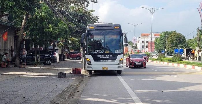 Xe khách đường dài dừng đỗ, đón trả khách không đúng nơi quy định đã được lực lượng chức năng ở tỉnh Hà Tĩnh xử lý vi phạm nhưng chưa triệt để.