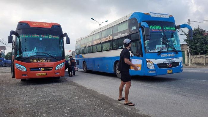 Nhiều phương tiện xe khách dừng, đỗ trên quốc lộ 1A, đoạn qua thị trấn Nghèn (huyện Can Lộc) để đón, trả khách, nhận gửi hàng hóa.