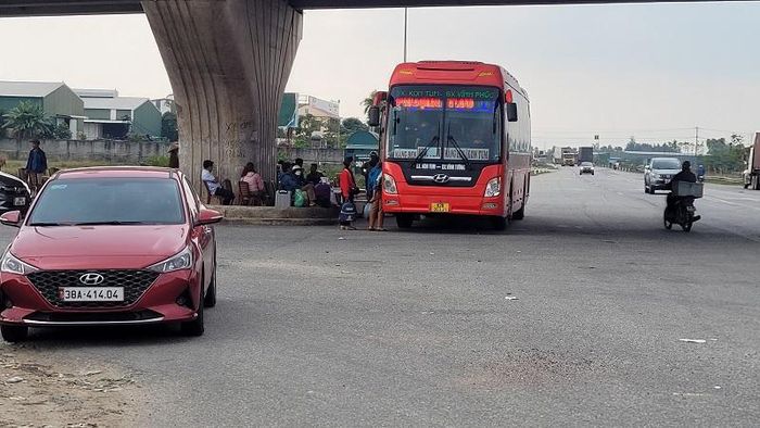 Đón, trả khách tùy tiện dọc quốc lộ 1A gây mất trật tự an toàn giao thông, tiềm ẩn nguy cơ xẩy ra tai nạn.
