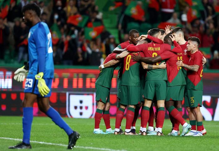 Ngay phút thứ 9, Diogo Dalot chuyền dọn cỗ để Bruno Fernandes mở tỷ số