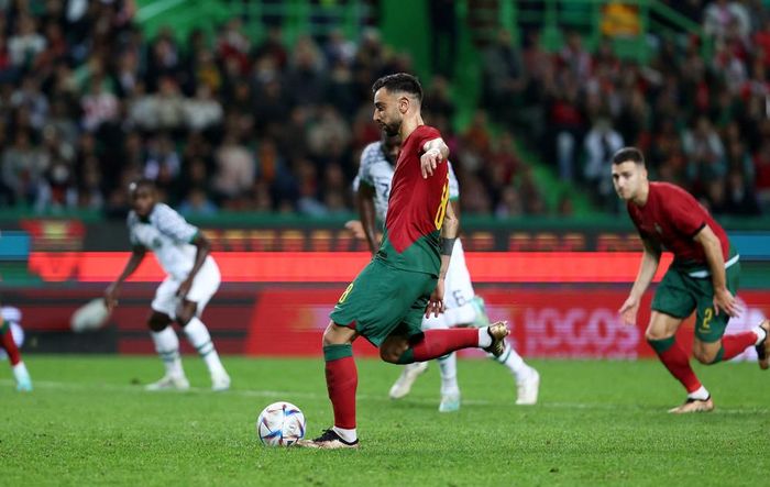 Cũng chính Bruno Fernandes nhân đôi cách biệt trên chấm 11m