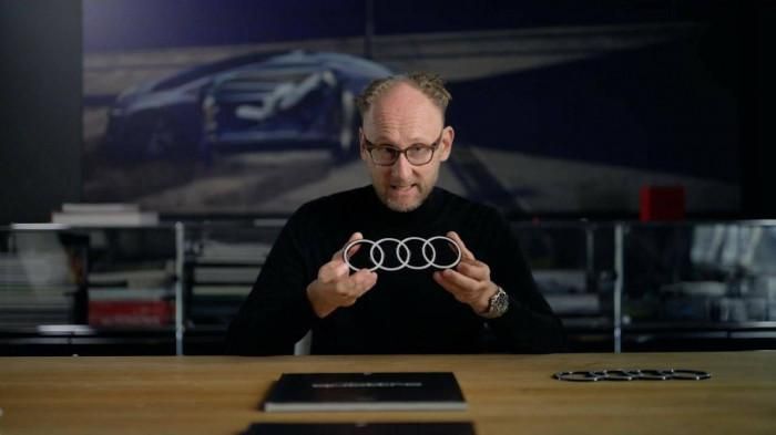 Nhà thiết kế André Georgi với chiếc logo mới của Audi
