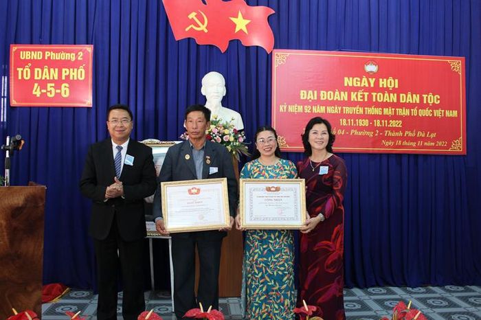 Đồng chí Tôn Thiện San - Phó Bí thư Thành ủy, Chủ tịch UBND TP Đà Lạt trao Bằng khen của Ủy ban MTTQ Việt Nam tỉnh cho Nhân dân và cán bộ Tổ dân phố 4, Phường 2