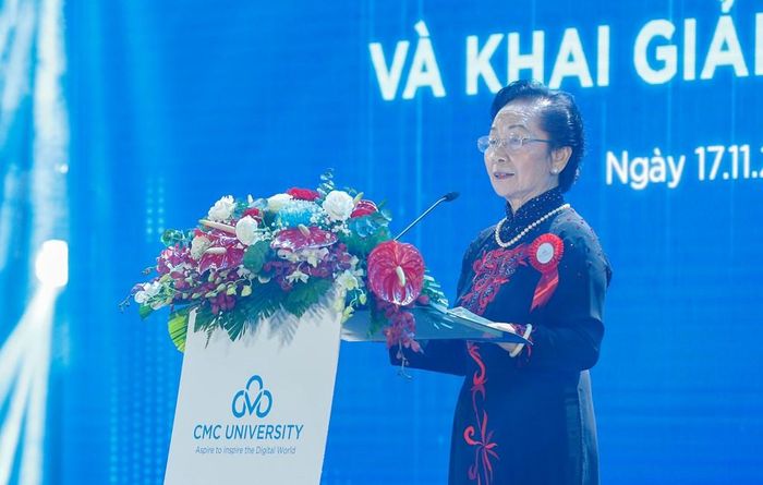 Giáo sư, Tiến sĩ Nguyễn Thị Doan - nguyên Phó Chủ tịch nước, Chủ tịch Hội Khuyến học Việt Nam, Chủ tịch danh dự Hội đồng Trường Đại học CMC phát biểu tại sự kiện. Ảnh: CMC