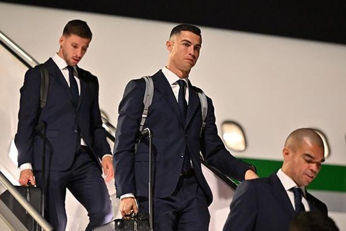 Trong đồng phục suit bảnh bao, Ronaldo là điểm sáng thu hút sự chú ý đặc biệt...