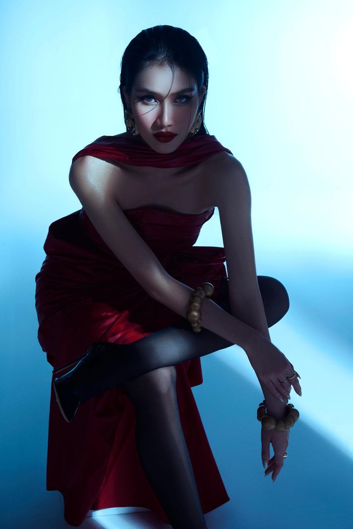 Tạm gác lại hình ảnh một beauty queen với hình ảnh kiêu sa, thướt tha, Phương Anh "lột xác" trở thành quý cô kiêu sa, lộng lẫy. 