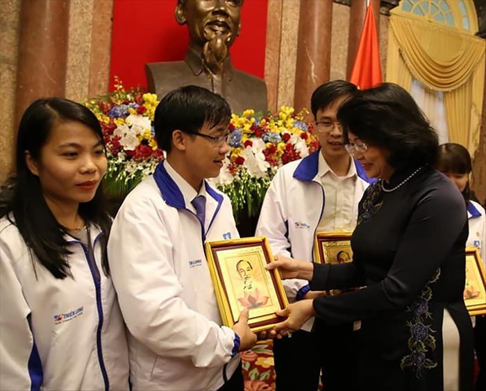 Thầy Việt cũng là thầy giáo duy nhất được vinh danh tại chương trình “Chia sẻ cùng thầy cô” năm 2018