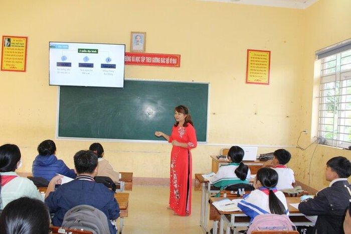 Trong quá trình dạy, cô Hoàn lồng ghép các câu chuyện đời thường, câu chuyện liên quan đến cuộc sống hàng ngày để cho học trò dễ hiểu, dễ hình dung.