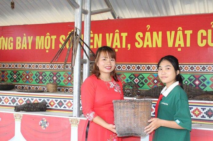 Cô Hoàn cùng học trò tìm hiểu về những vật dụng sản xuất của đồng bào địa phương.