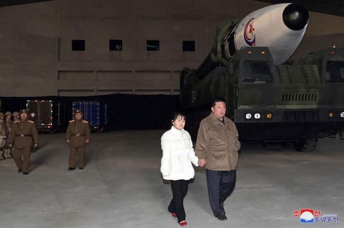  Hwasong-17 mệnh danh tên lửa quái vật bởi kích thước khổng lồ của nó. Ảnh: KCNA.
