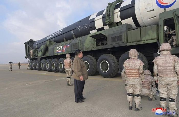  Nhà lãnh đạo Triều Tiên Kim Jong Un trực tiếp chỉ đạo và giám sát vụ phóng tại hiện trường. Ảnh: KCNA.