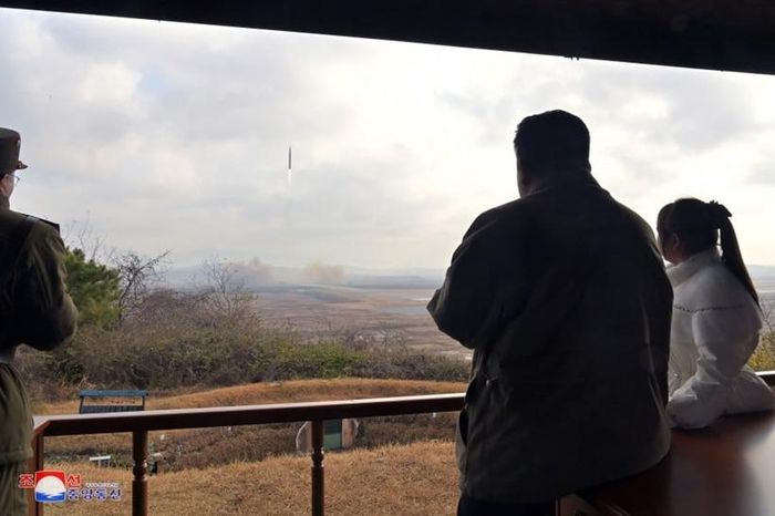  Nhà lãnh đạo Kịm Jong Un và con gái tại hiện trường vụ phóng. Ảnh: KCNA.