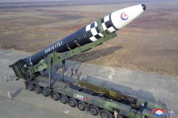  Hwasong-17 là tên lửa đạn đạo liên lục địa thế hệ mới của Triều Tiên, mang nhiều đầu đạn và có tầm bắn được cho là hơn 15.000 km. Ảnh: KCNA.