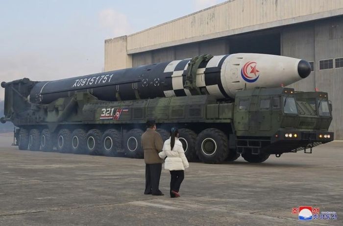  Nhà lãnh đạo Triều Tiên Kim Jong Un và con gái tại hiện trường vụ phóng. Ảnh: KCNA.