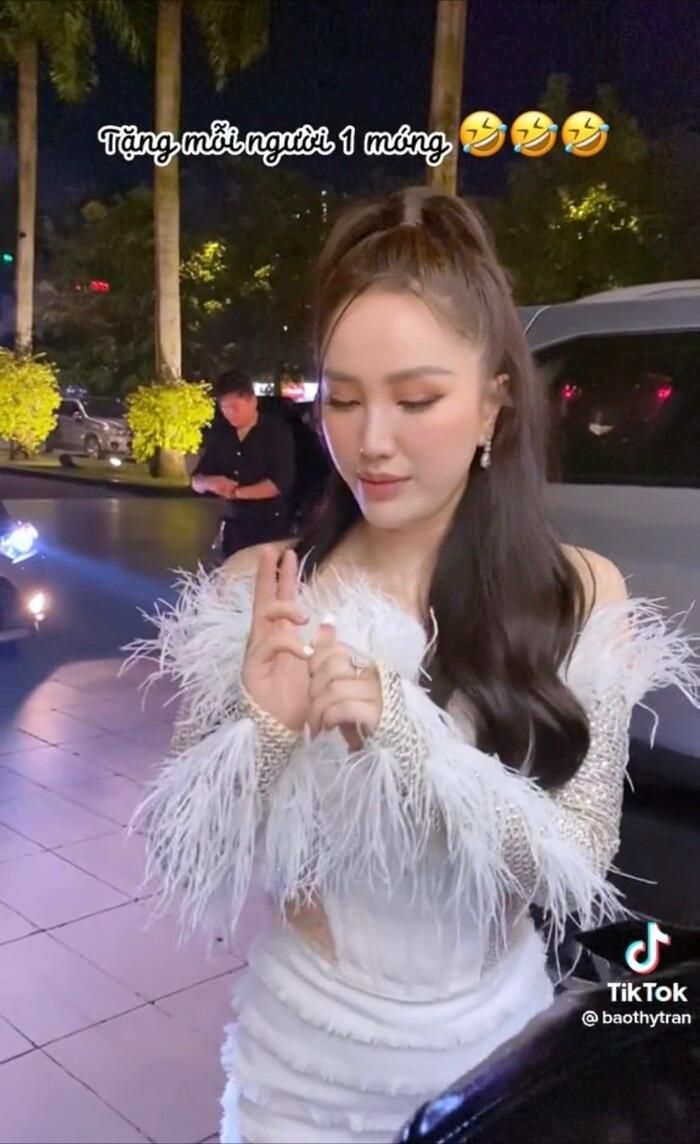 Bảo Thy tự gỡ móng tay.