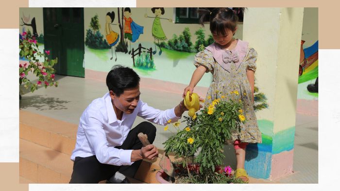 Thầy giáo Thắng cùng học trò chăm sóc ngôi trường nhỏ.