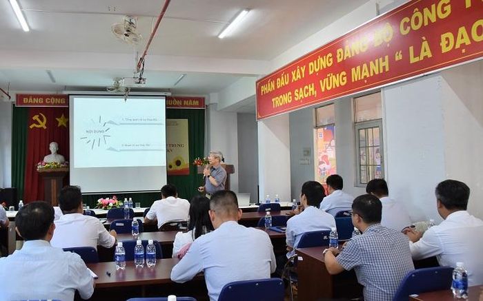  PGS.TS Nguyễn Thế Phán chia sẻ cùng các học viên tham gia khóa học