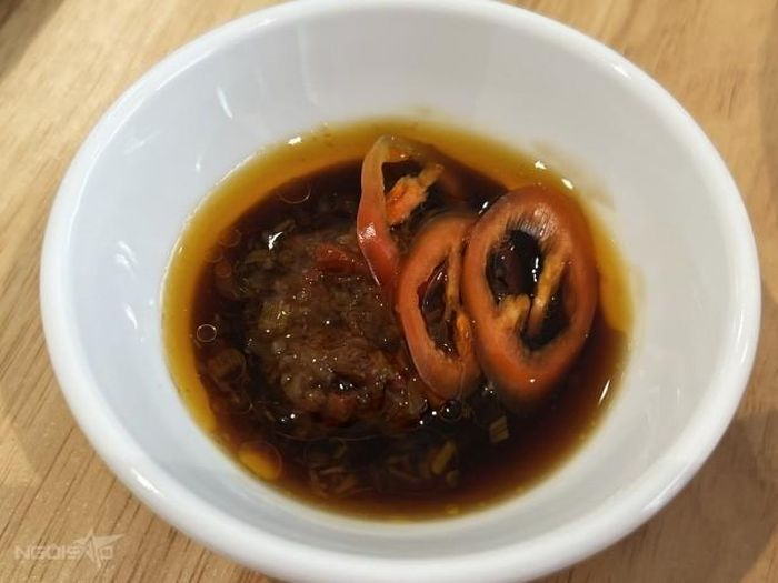 Sa tế, nước tương, giấm Tiều dùng làm nước chấm.