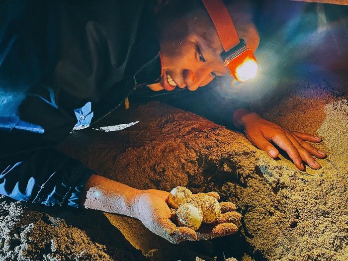  Đỡ đẻ cho rùa là hoạt động du khách không thể bỏ qua khi đến Côn Đảo. Ảnh: Vinh Gấu. 