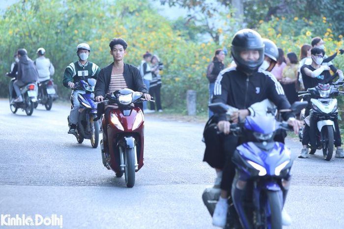 bên cạnh đó, tình trạng lạng lách đánh võng và nẹp pô xe máy vẫn khá phổ biến tại vườn quốc gia Ba Vì.