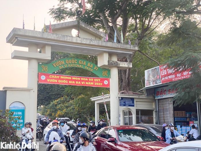 Ghi nhận vào thời điểm 17 giờ chiều, lượng người vẫn còn khá đông tại cổng vườn quốc gia Ba Vì.