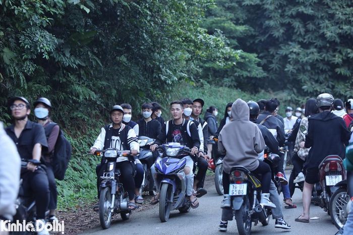 Trong khi đó, tình trạng du khách không đội mũ bảo hiểm khi tham gia giao thông.