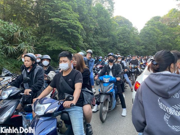 Dòng phương tiện không thể di chuyển khi lượng người cả 2 chiều đông đúc.