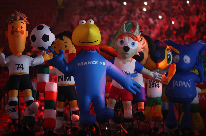 Các linh vật của những kỳ World Cup trước xuất hiện trên sân khấu. 