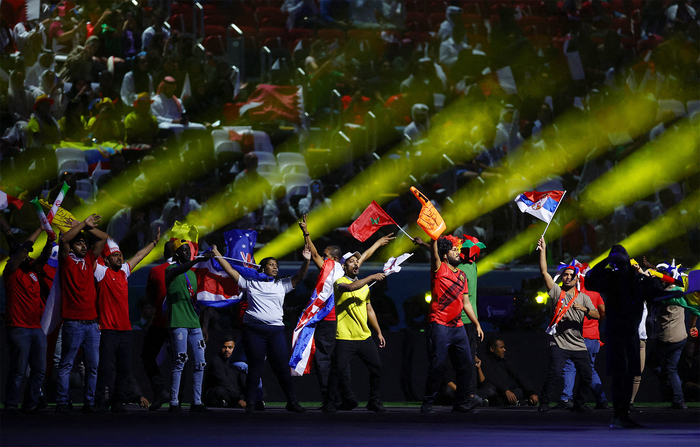 Quốc kỳ của 32 đội bóng tham dự World Cup 2022 được giới thiệu qua một phần biểu diễn nghệ thuật. 