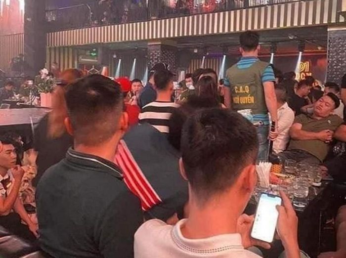 Lực lượng chức năng tiến hành kiểm tra trong vũ trường.
