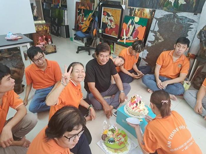 Thầy Văn Y trong một lần được học trò tổ chức sinh nhật.