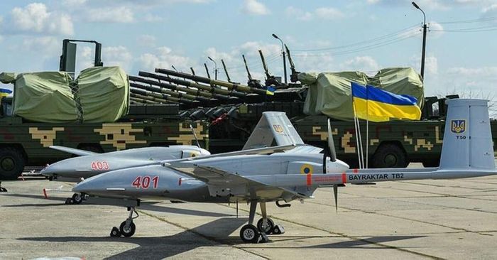 Ngoài ra, hai máy bay không người lái (UAV) của Ukraine đã bị lực lượng phòng thủ Nga bắn hạ ở Donetsk và Lugansk, nâng tổng số UAV Ukraine bị quân Nga bắn hạ lên con số hơn 2.500 chiếc các loại.
