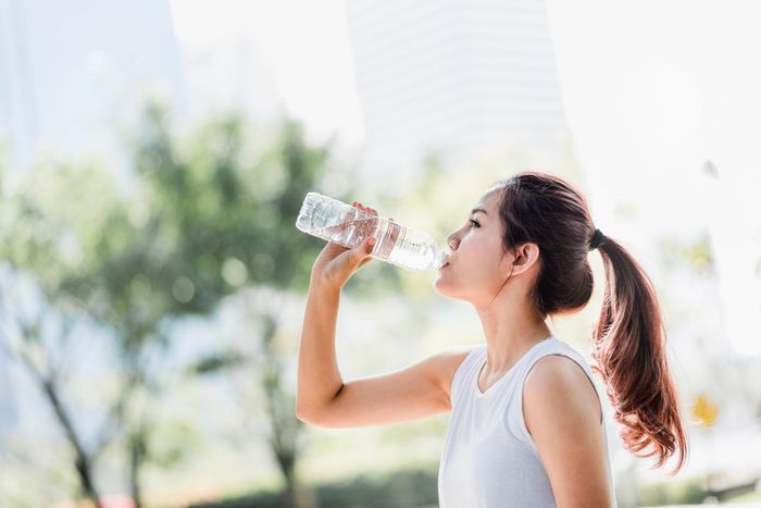  Người hoạt động trong thời tiết nắng nóng lâu cần uống đủ nước. Ảnh: Freepik. 