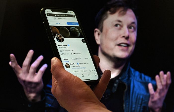 Elon Musk đã nhiều lần chỉ trích chính sách thu phí ứng dụng của App Store. Ảnh: AFP.