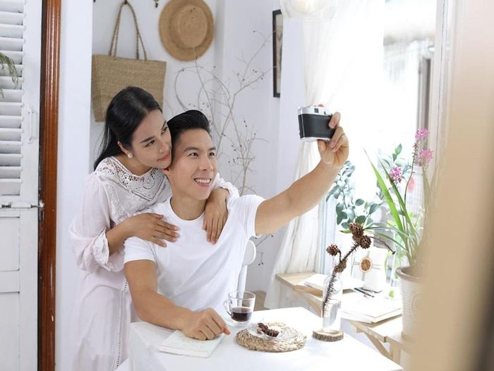 Tuy nhiên, đằng sau sự nghiêm nghị, cầu toàn là một Quốc Nghiệp khá hài hước. Mỗi khi ở bên Quốc Nghiệp, Ngọc Mai luôn bật cười vì những trò vui của người bạn đời.