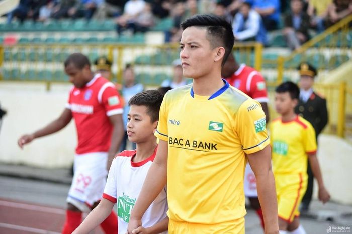 Trung vệ Hoàng Văn Khánh chia tay Sông Lam Nghệ An sau hơn 15 năm gắn bó. Ảnh tư liệu