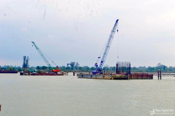 Cầu Hưng Đức hiện nay đã khoan xong toàn bộ cọc khoan nhồi đối với các trụ giữa sông Lam. Hiện nay, đơn vị thi công đã hoàn thành 352/798 cọc nhồi (đạt 44%), hoàn thành 17/91.