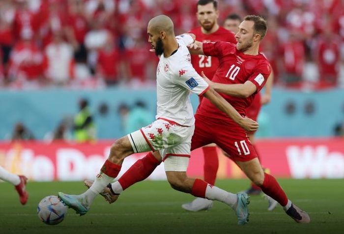Eriksen (phải) không thể giúp Đan Mạch đánh bại Tunisia