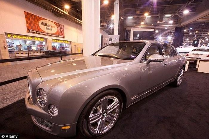  Rachel mua chiếc Bentley Mulsane 2012 và chiếc Ferrari mui trần 2012 bằng tiền nạn nhân. Ảnh: Alamy. 